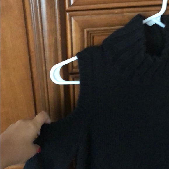 Express turtle neck with shoulder cuts - Picture 2 of 3